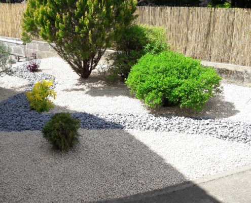 Aménagement paysager exemple création d'un jardin sec : Photo après réalisation, mise en place de cailloux et plantations