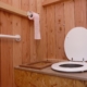 Photo représentant l'activité d'assainissement d'OASURE. On observe l'intérieur d'un toilette sèche en bois bien propre.