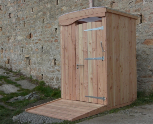Photo représentant l'activité d'assainissement d'OASURE. On observe un toilette sèche en bois avec rampe d'accès pour personne à mobilité réduite.