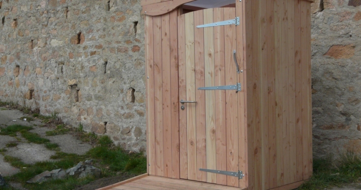 Photo représentant l'activité d'assainissement d'OASURE. On observe un toilette sèche en bois avec rampe d'accès pour personne à mobilité réduite.