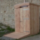 Photo représentant l'activité d'assainissement d'OASURE. On observe un toilette sèche en bois avec rampe d'accès pour personne à mobilité réduite.