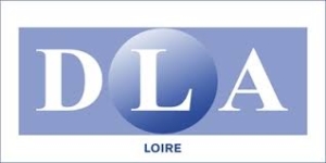 Logo du DLA Loire. Les lettres DLA sont écrit en gros au milieu de l'image en blanc (la lettre L est à l'intérieur d'un cercle bleu). Le fond est de couleur bleu. On retrouve un encadré blanc sur le contour de l'illustration avec écrit en bas LOIRE de couleur bleu