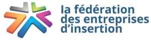 Logo de la fédération des entreprises d'insertion inscrit sur le coté droit de l'image en bleu. On trouve sur le coté droit des formes "V" représentant un cercle de plusieurs couleurs (bleu, orange, gris, vert, violet)