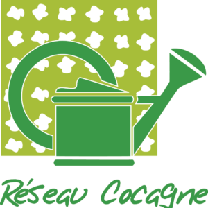 Image du logo Réseau Cocagne représenté par un arrosoir vert en gros plan avec un petit carré vert et petit dessin blanc en forme d'oiseau symétrique sur la moitié de l'illustration. Réseau Cocagne est écrit en vert en bas de l'image