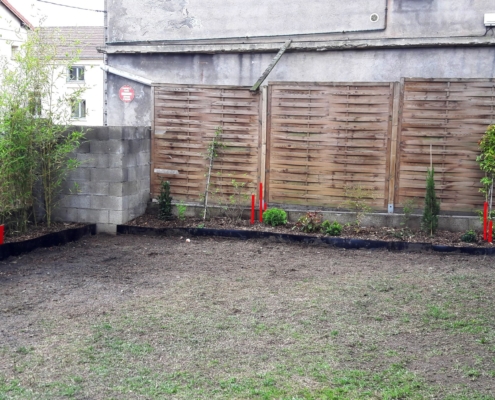 Palissades bois avec plantation d'une haie de bambous et de différents végétaux