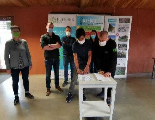 Signature du contrat d'Haratali avec le GEIQ 42 Batiscafe en présence d'OASURE et Repères Loire