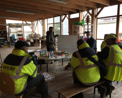 Les salariés d'OASURE en séance participative de l'atelier RSEI sur la sensibilisation au tri des déchets. Formation assurée par OASIS.