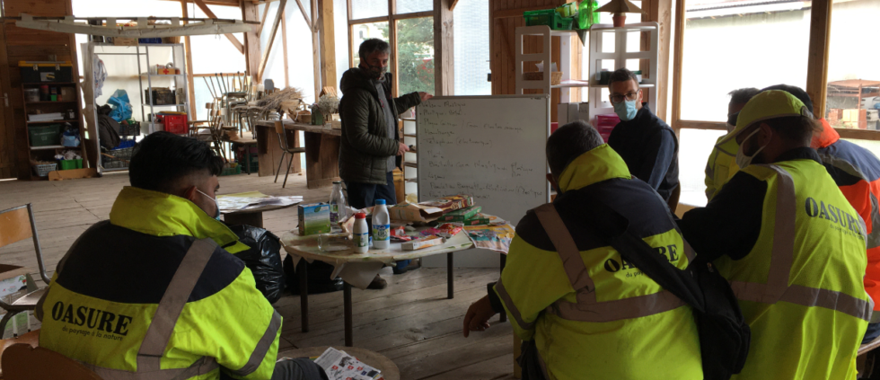 Les salariés d'OASURE en séance participative de l'atelier RSEI sur la sensibilisation au tri des déchets. Formation assurée par OASIS.